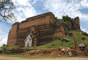 The massive Pahtodawgyi Pagoda